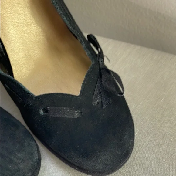 Daisy Fuentes Black Suede Scallop Laced Trim Heels Size 7 - Picture 2 of 10